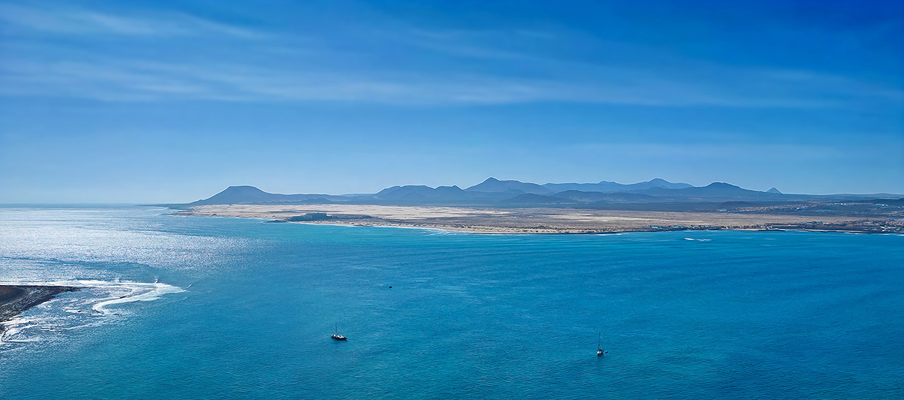 L'ile de Fuerteventura depuis le sommet du volcan de l'ile de Lobos