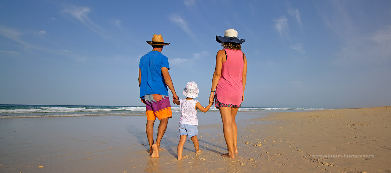 Une famille qui se ballade sur les grandes plages de Corralejo.